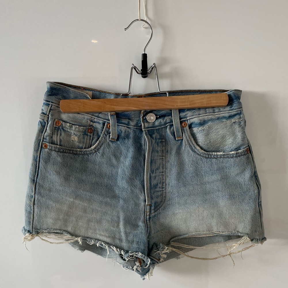 Levi’s 501 short, very flattering! Selling because they are too small now…